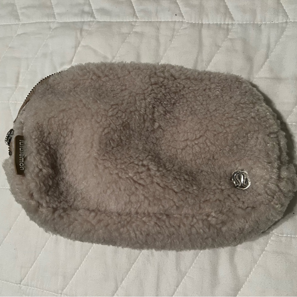 lulu lemon belt bag in cream sherpa